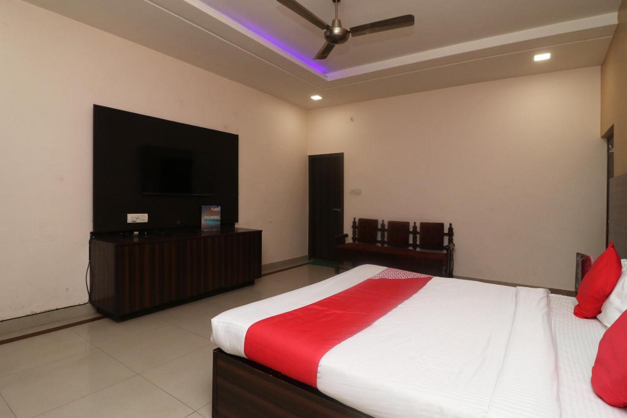 โอโย 22826 โฮเต็ล เชลเทียร์ แอนด์ เรสเทอรองต์ Hotel อัครา ภายนอก รูปภาพ