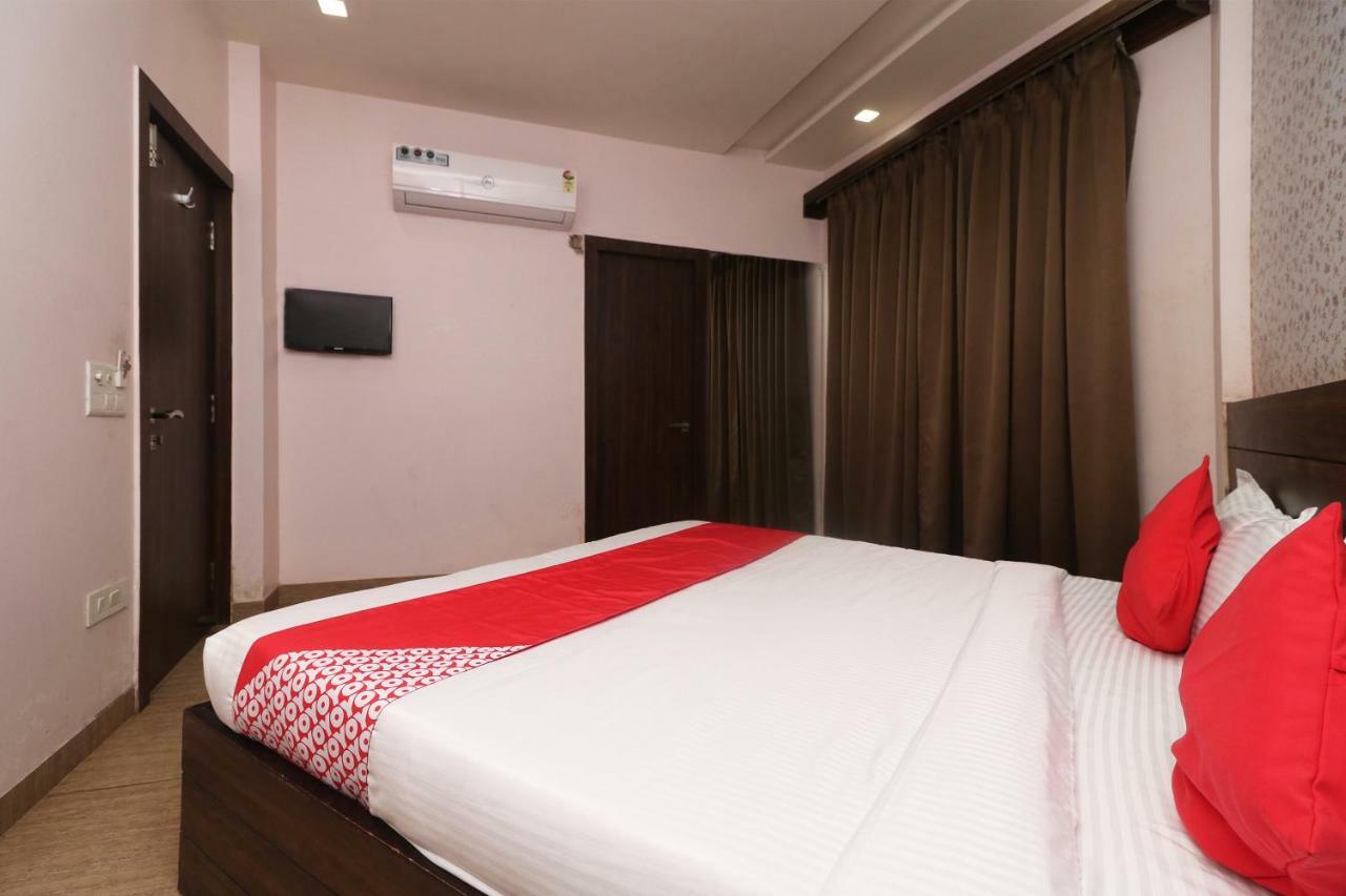 โอโย 22826 โฮเต็ล เชลเทียร์ แอนด์ เรสเทอรองต์ Hotel อัครา ภายนอก รูปภาพ
